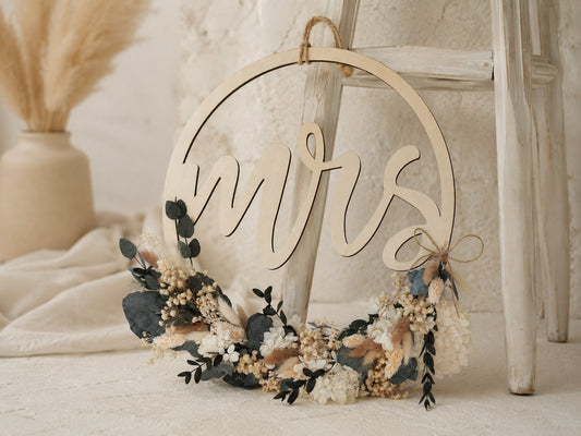 Boho Hochzeitskranz „Mrs.“ mit Trockenblumen, Hortensien und konserviertem Eukalyptus für den Brautstuhl.