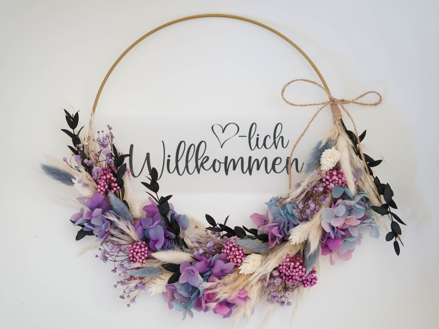 Halb gebundener Trockenblumenkranz auf Metallring mit Eukalyptus, Hortensie  lila blau und Pampasgras