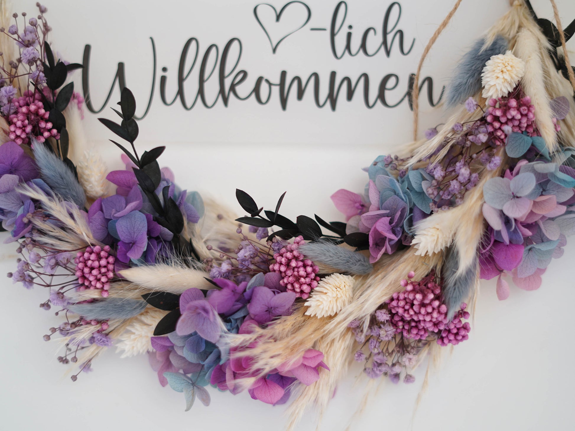 Detailansicht Trockenblumenkranz Boho mit stabilisiertem Eukalyptus, Schleierkraut und haltbarer Hortensie in rosa, lila und blau
