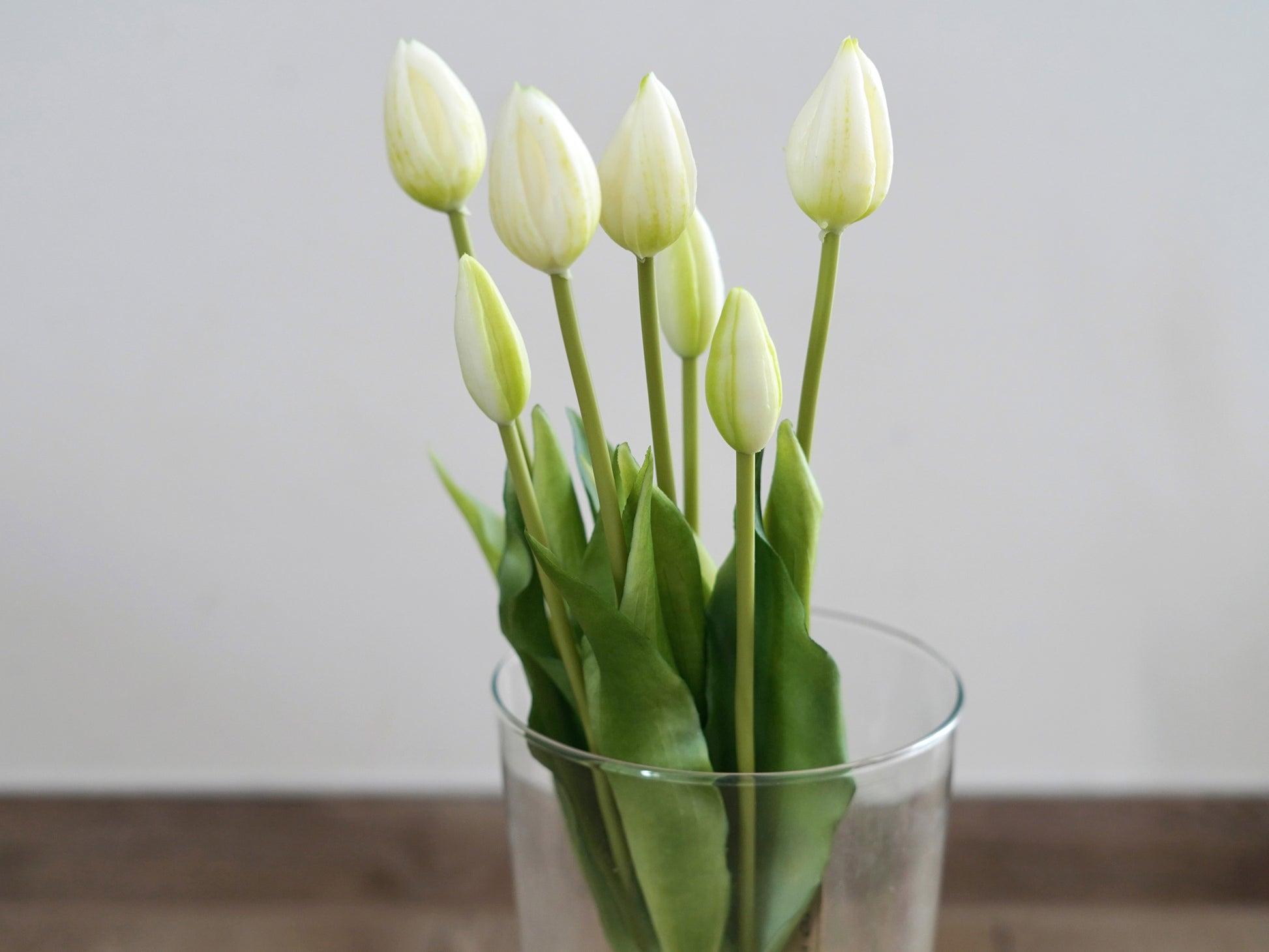 7er Bund künstliche Tulpen creme weiß mit 44 cm Länge in Vase dekoriert