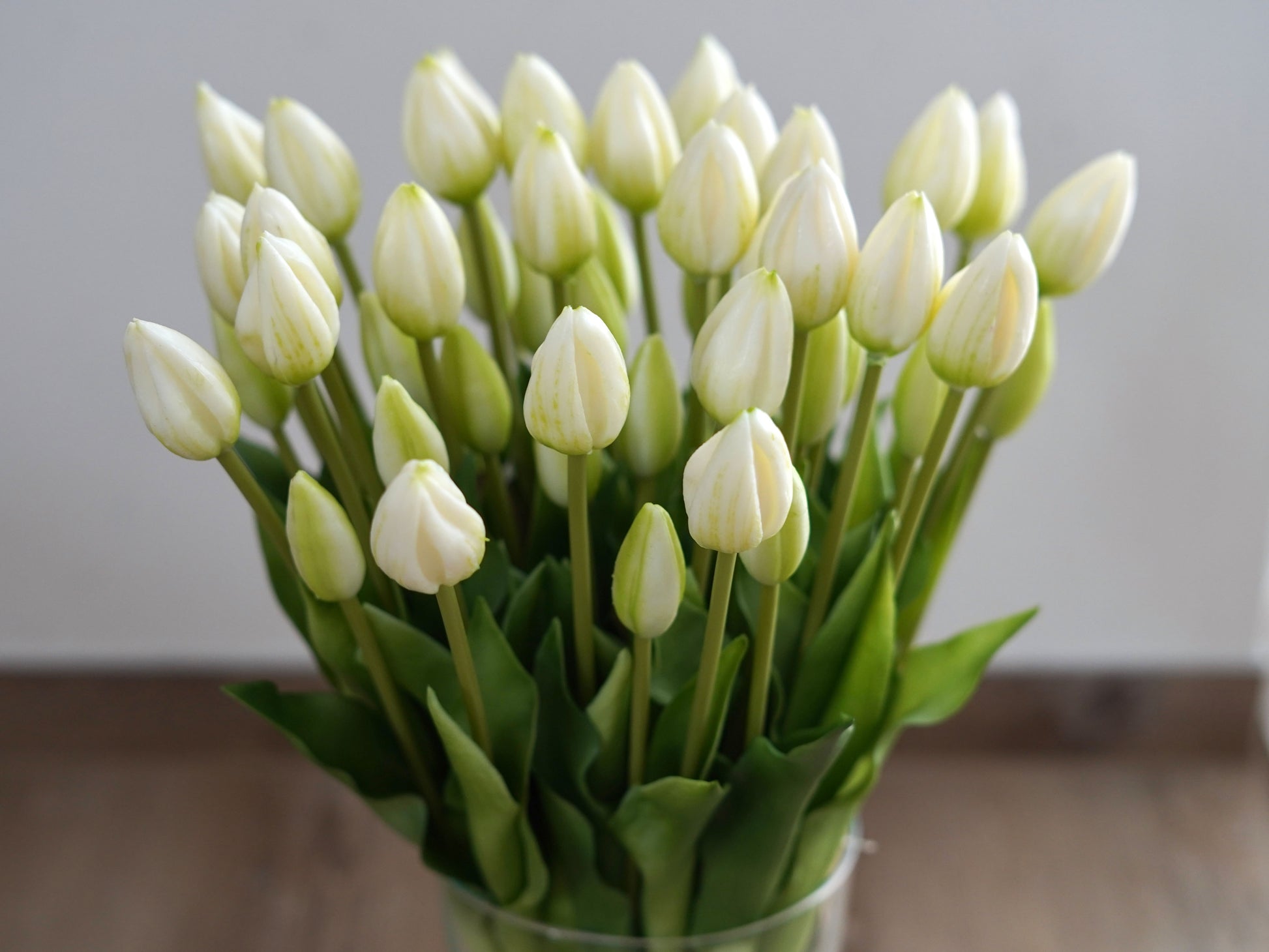 Künstliche Tulpen creme weiß im Bund – realistische Kunstblumen für Vase