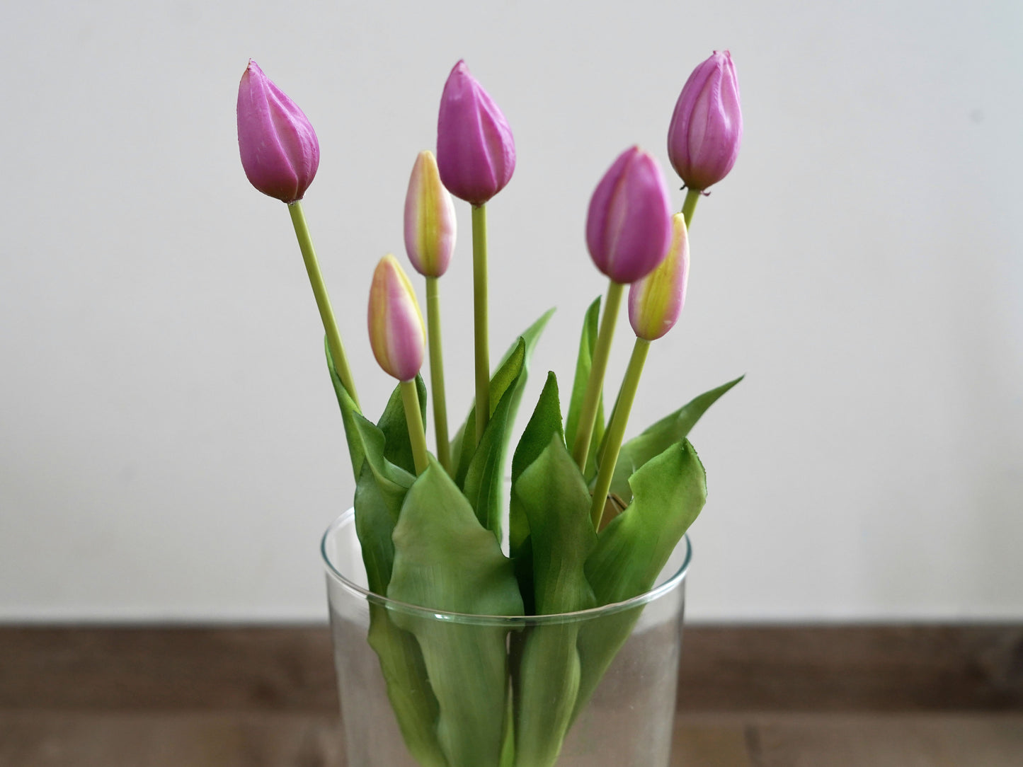 7er Bund künstliche Tulpen lila mit 44 cm Länge in Vase dekoriert