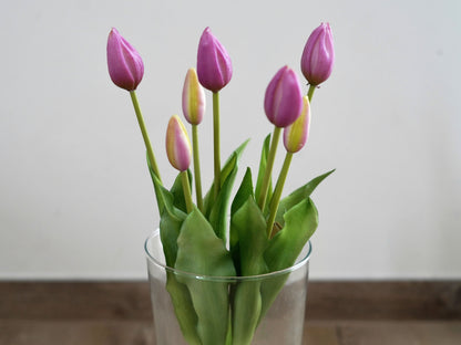 7er Bund künstliche Tulpen lila mit 44 cm Länge in Vase dekoriert
