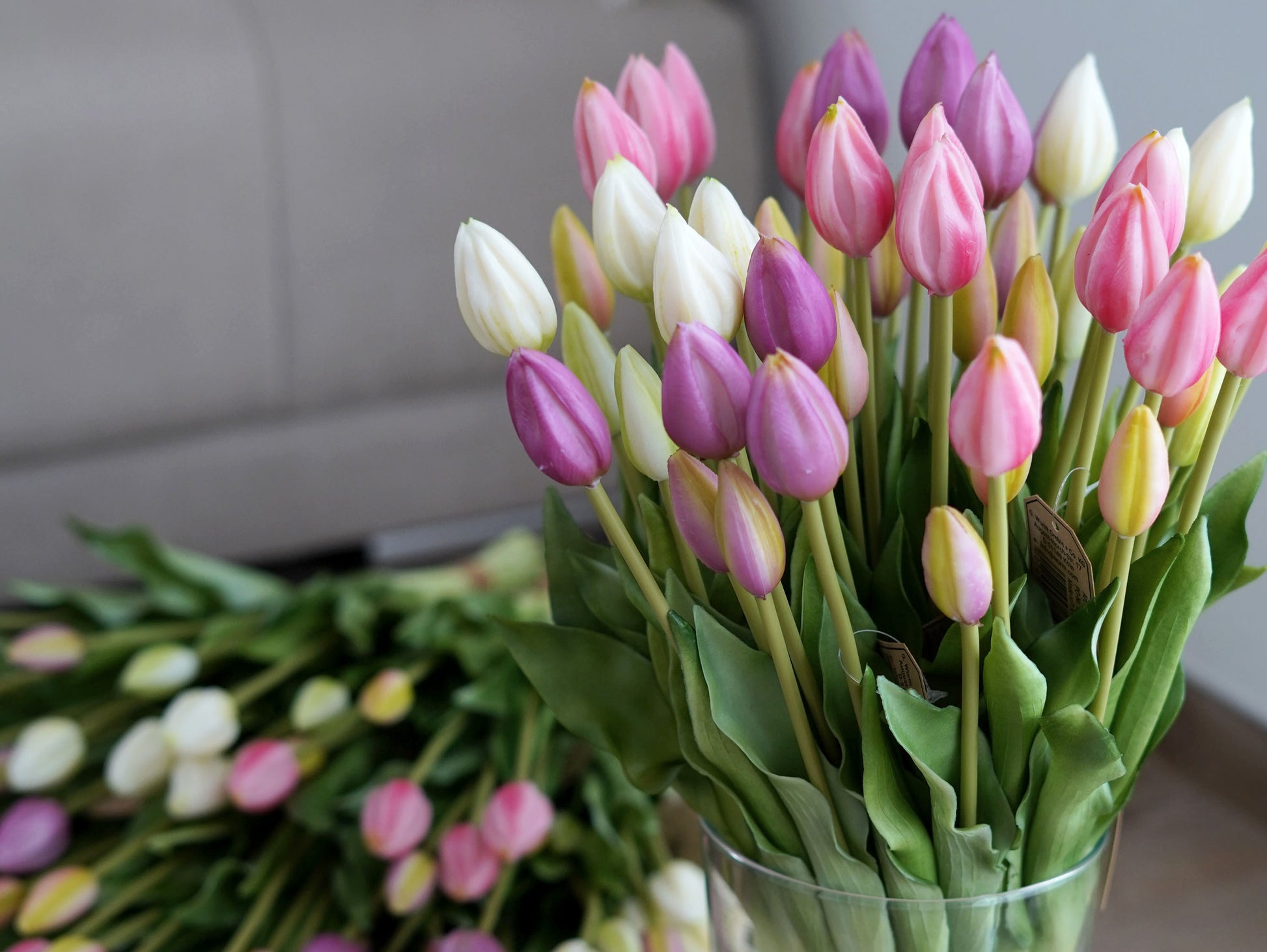 Künstliche Tulpenstrauß in lila, rosa, creme als moderne Wohnraum Dekoration