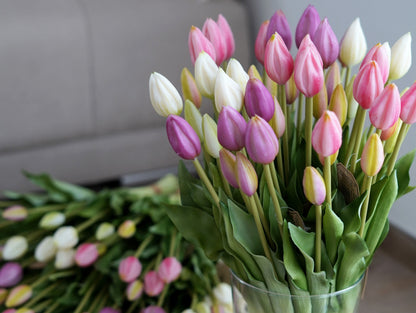 Künstliche Tulpenstrauß in lila, rosa, creme als moderne Wohnraum Dekoration