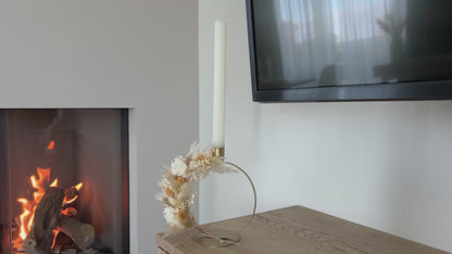 Ringförmiger Stabkerzenhalter mit Trockenblumen – goldfarben & handgefertigt