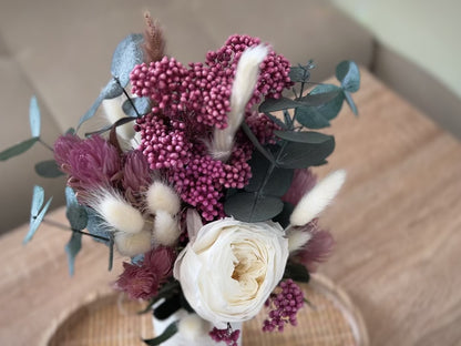 Kleiner Trockenblumenstrauß aus Infinity Rosen, Eukalyptus und Trockenblumen – perfekt als Tischdeko oder Brautjungfernstrauß
