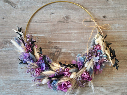 Handgemachter Trockenblumenkranz auf goldenem Metallring in Flieder und Naturtönen